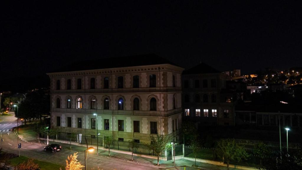 Edificio levemente iluminado, a 9 de agosto de 2022.