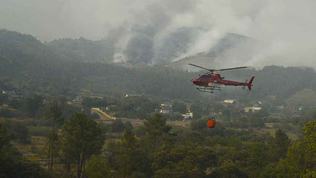 Un helicóptero trabaja en la extinción del incendio en una foto de archivo.