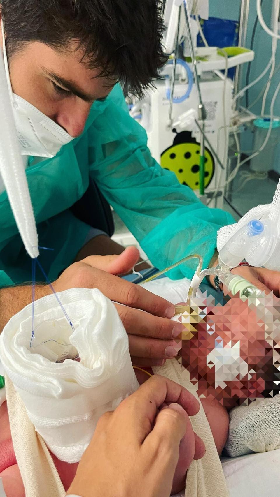 Lucía Villalón y Gonzalo Melero con su hijo en el hospital.