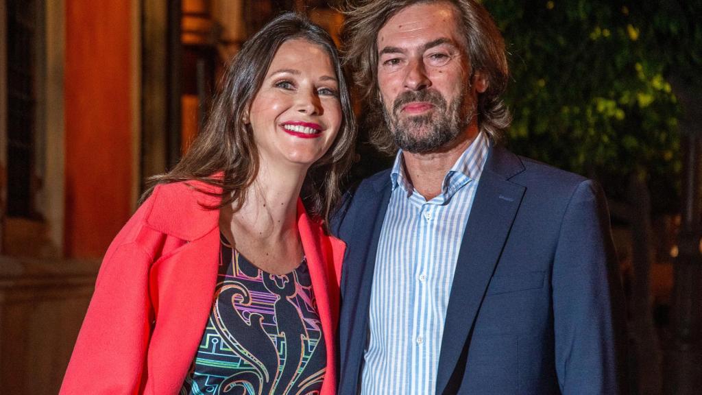 Esther Doña y el juez Santiago Pedraz en un evento público en Sevilla, en abril de 2022.