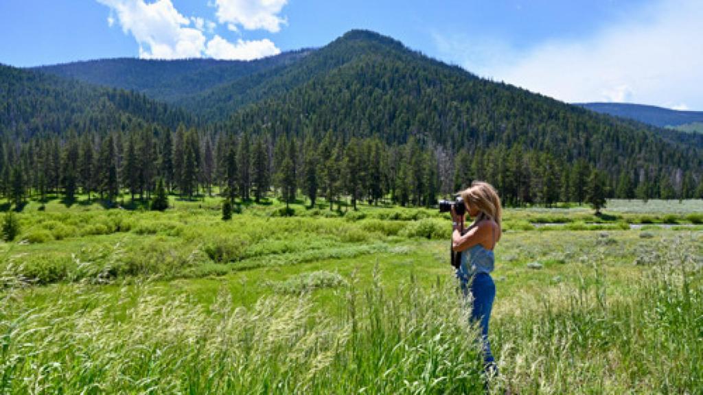 Maricruz Sainz de Aja fotografiando en plena naturaleza.