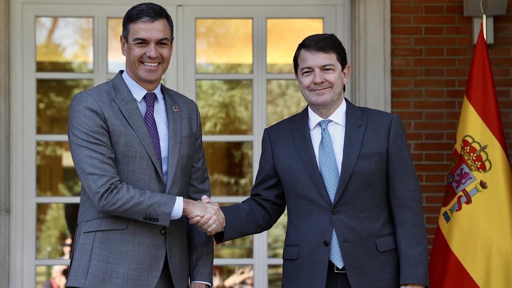 El presidente del Gobierno, Pedro Sánchez, junto al presidente de la Junta, Alfonso Fernández Mañueco, en una imagen de archivo.