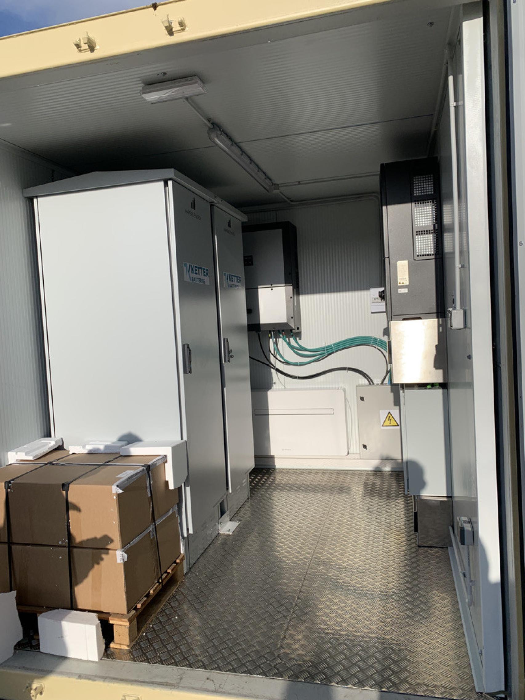 Interior de la batería de la instalación fotovoltaica. Foto: MasInteligencia.