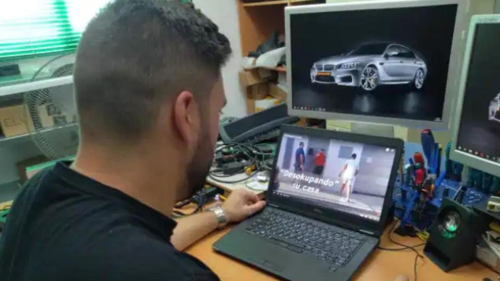 Victor viendo el vídeo de la desokupación de su vivienda.