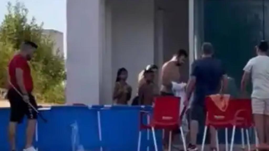 Víctor y sus amigos desokupando su vivienda.