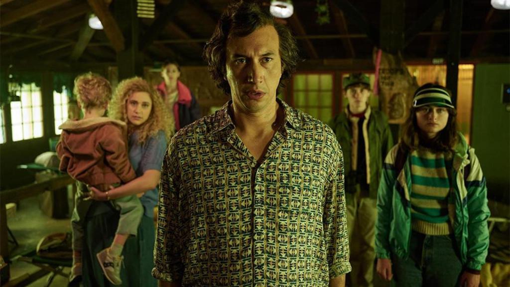 Adam Driver (en el centro), en 'White Noise', de Noah Baumbach