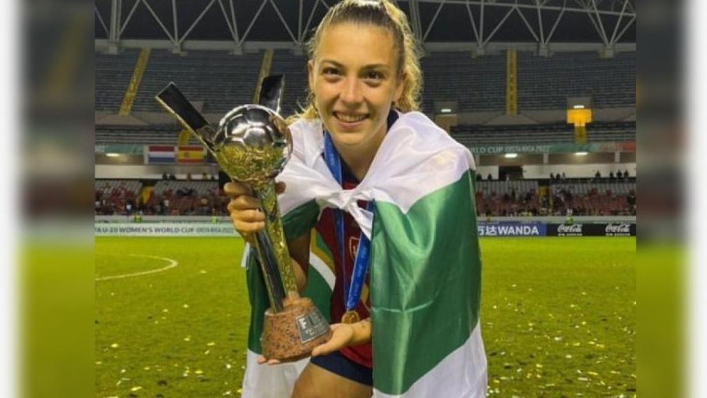 Asun Martínez, con el trofeo de campeona del mundo el pasado domingo en Costa Rica.