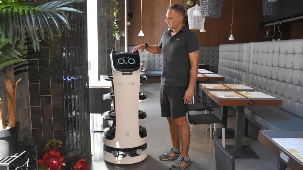 El robot con el dueño del Eh Voilà!