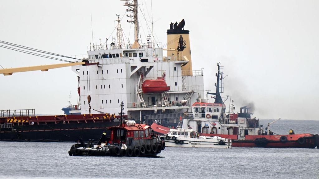 Numerosas embarcaciones rodean el buque siniestrado.