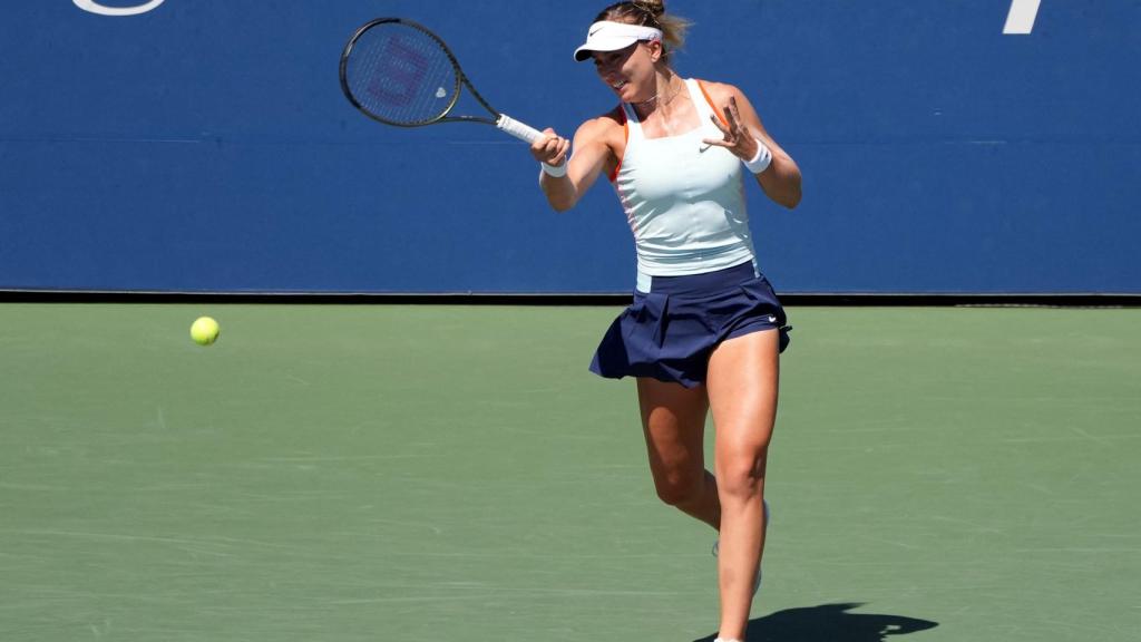 Paula Badosa golpea la bola en el US Open.
