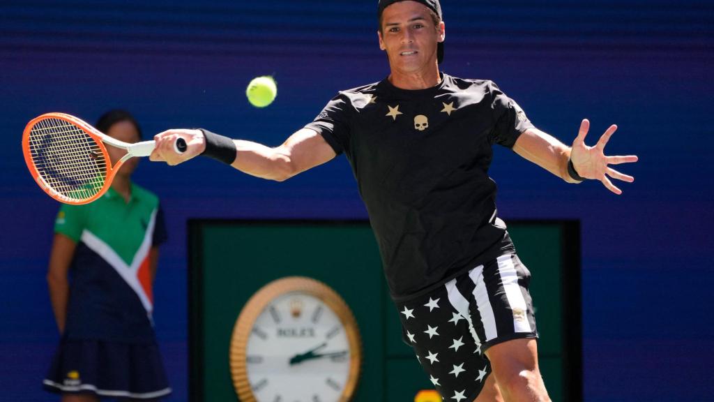 Federico Coria golpea la bola.