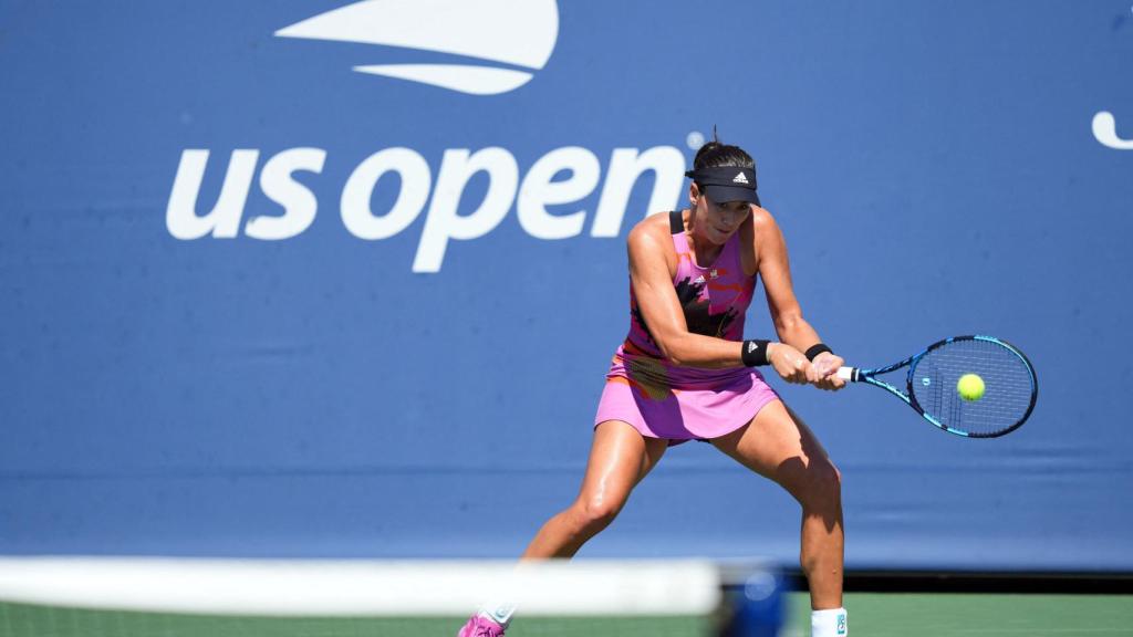 Garbiñe Muguruza golpea la bola.