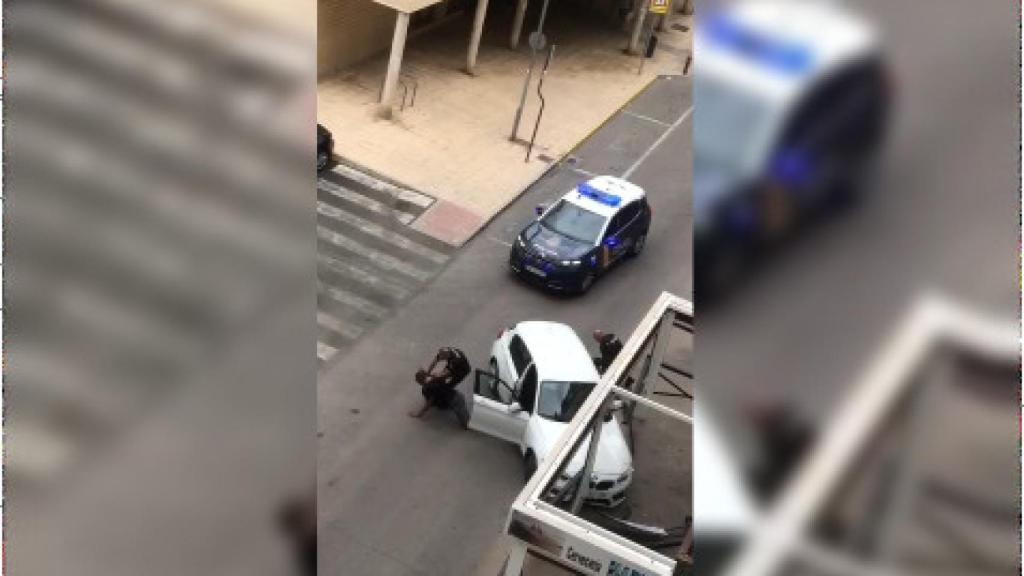 El momento de la detención captado por un vecino y subido a redes sociales.