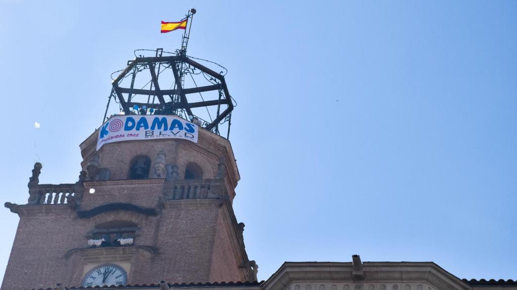 La bandera en lo alto de La Colegiata
