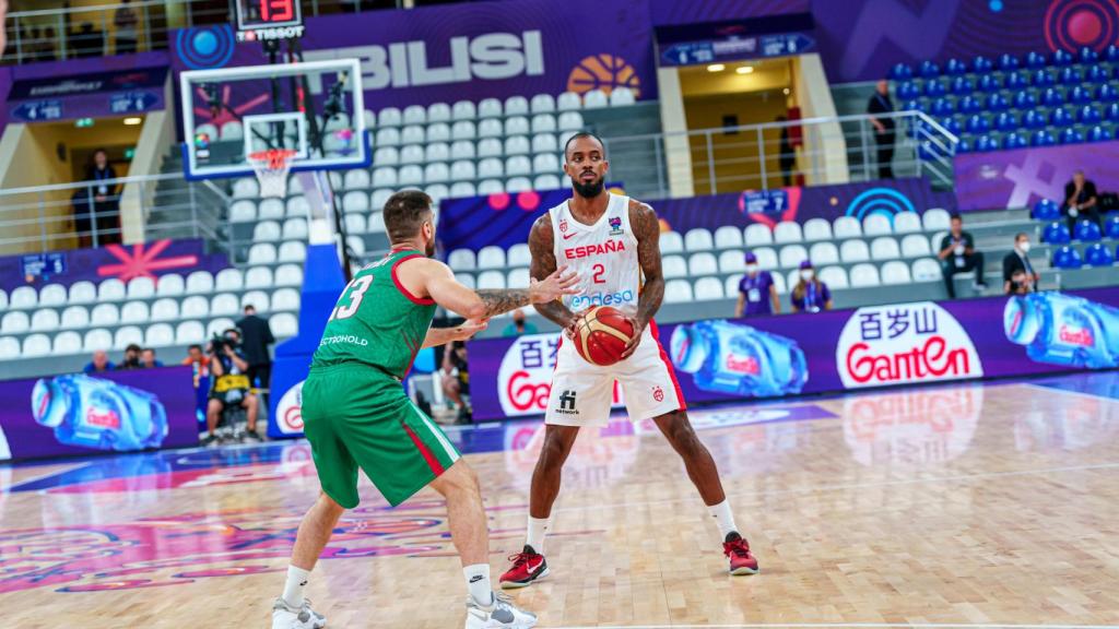 Lorenzo Brown inicia jugada de España