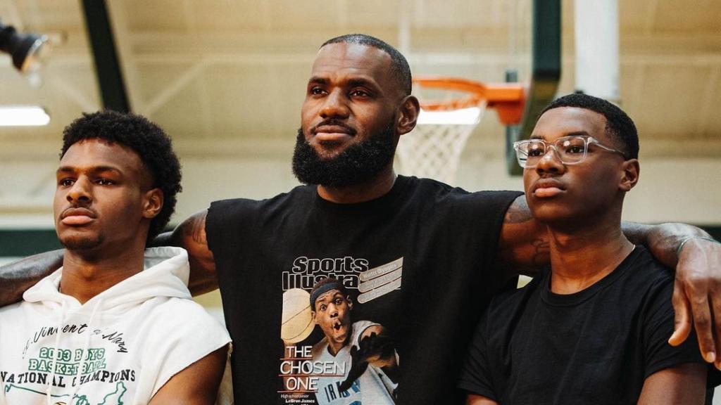 LeBron James, junto a sus hijos Bronny y Bryce. Foto: Instagram (@kingjames)