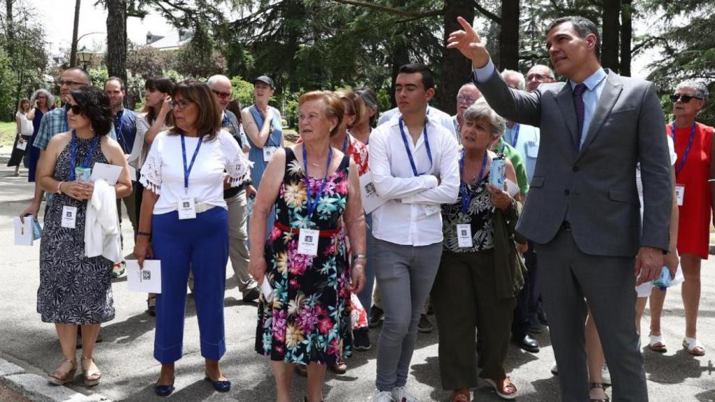 Pedro Sánchez guiando a unos ciudadanos por La Moncloa el pasado junio.