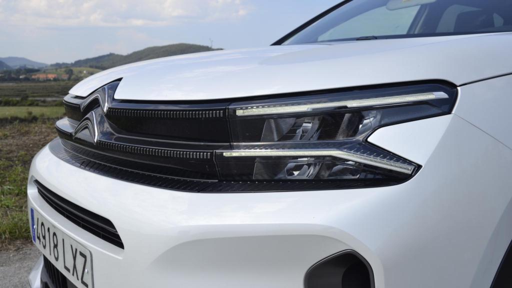 La calandra glossy  juega con el reflejo de la luz de los faros laterales.