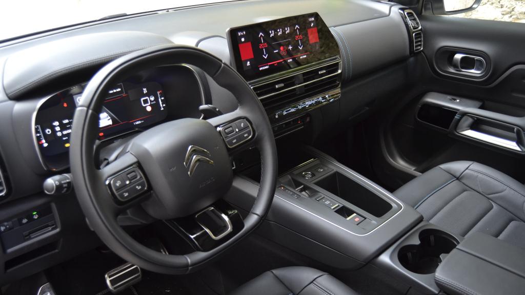 Destaca la pantalla HD de 10 pulgadas en la parte alta del salpicadero.