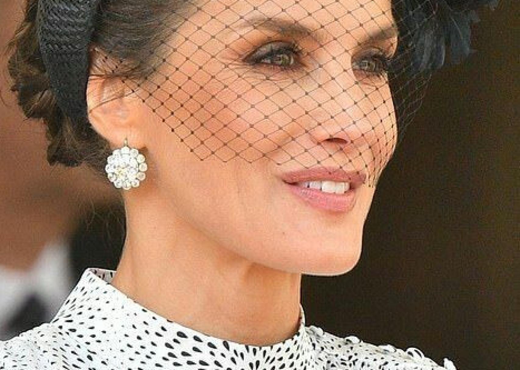 tocado con plumas y rejilla.