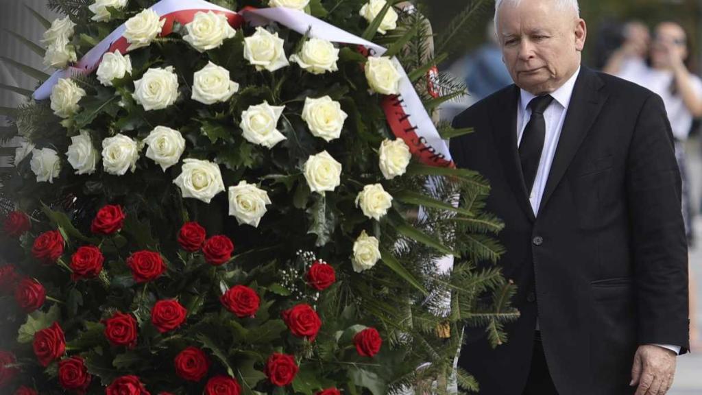 Jaroslaw Kaczynski asiste a una ceremonia del aniversario de la Segunda Guerra Mundial en Varsovia.