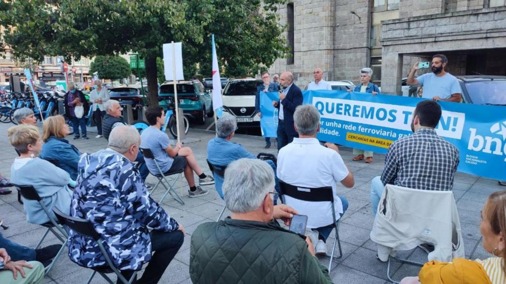 Acto frente a la estación de tren de A Coruña para reclamar la implantación de un servicio de cercanías.