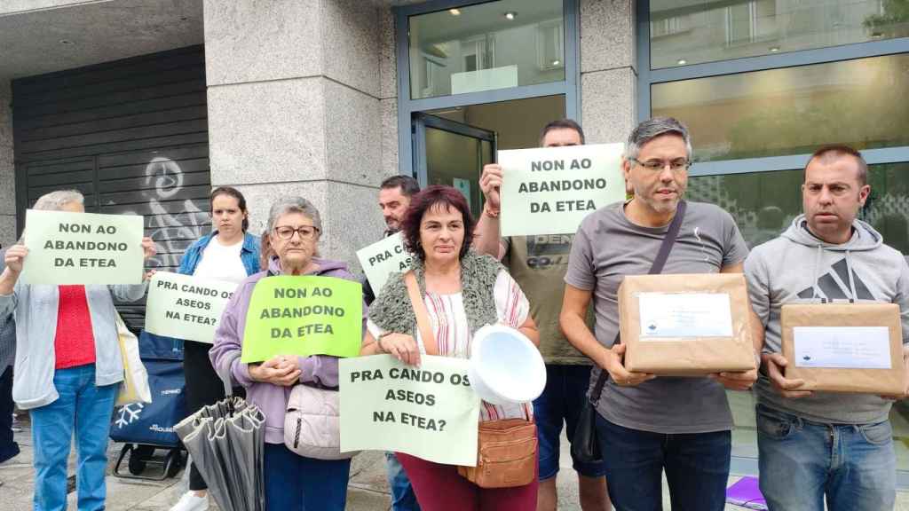 Miembros de la Asociación de Vecinos de Teis ante la oficina de Correos.