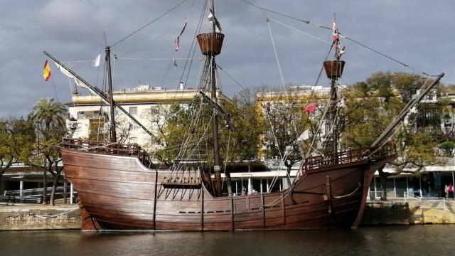 La réplica de la 'Nao Victoria' de la expedición de Magallanes-Elcano, atracada en Sevilla.