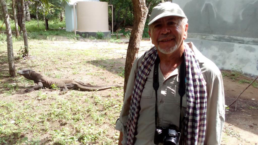 Con un ejemplar de dragón de Komodo, en la isla del mismo nombre en Indonesia.