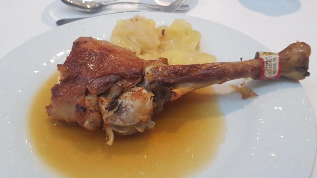 El lechazo churro asado fue el plato tercero de un contundente almuerzo