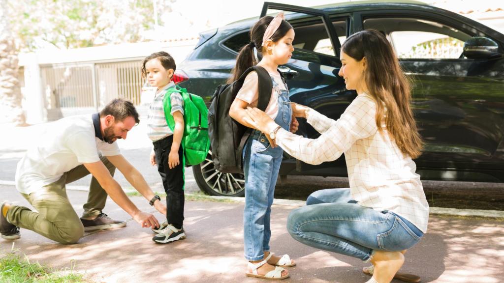 Los padres preparan a sus hijos antes de que vayan a clase.