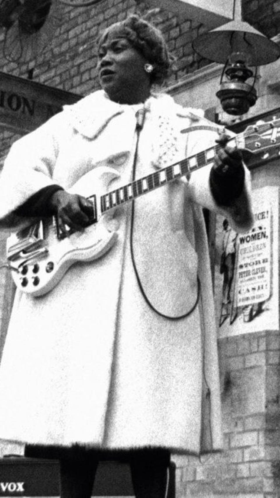Sister Rosetta Tharpe en el concierto de la estación de tren de Manchester, en 1964.