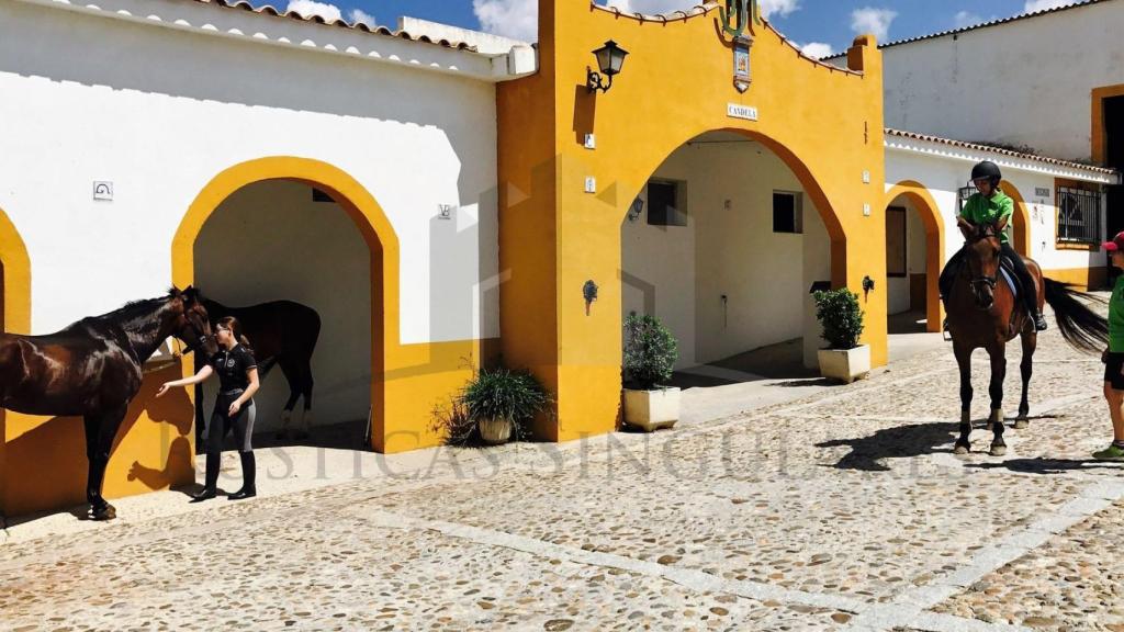 El hotel cuenta con un club de hípica. Foto: Rústicas Singulares.