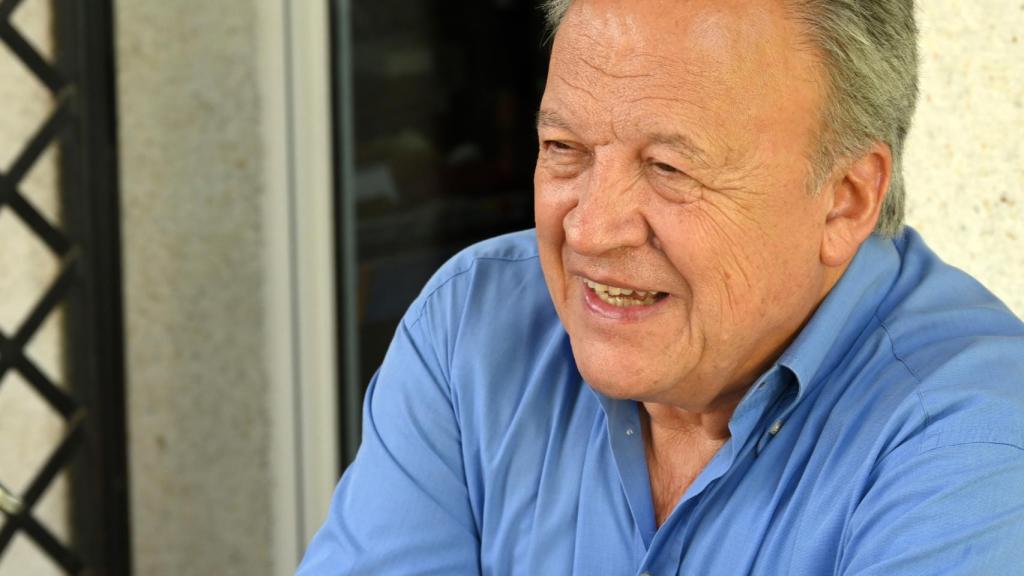 Pacheco, en el jardín de su casa, mientras departe con EL ESPAÑOL.