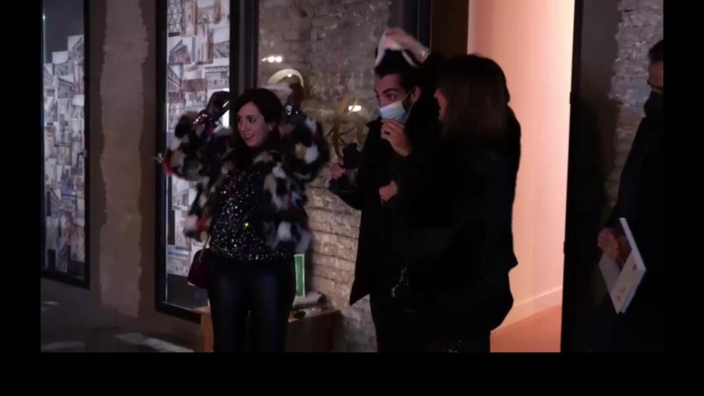 Momento en que Lídia y Bernat descubren la sorpresa.