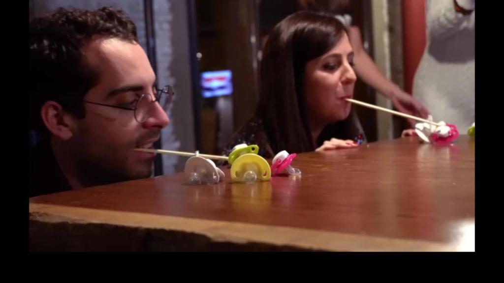 Lídia y Bernat, cazando chupetes.