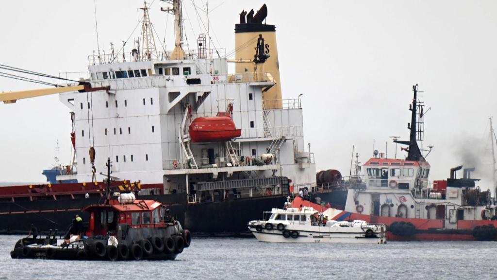 El 'OS35', recibiendo asistencia el pasado jueves frente a la costa de la Línea.