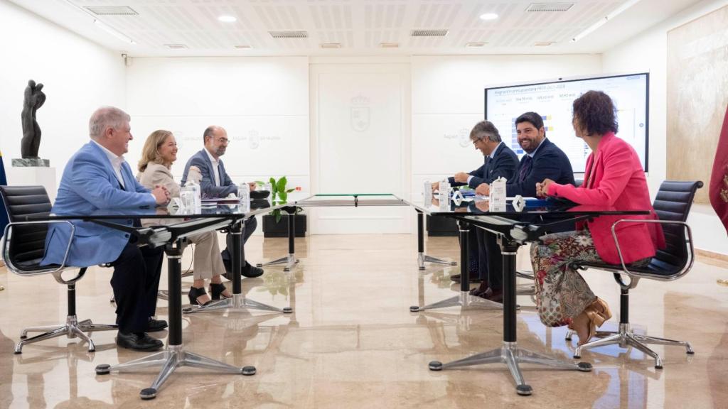 Reunión mantenida este viernes en el Palacio de San Esteban entre el Ejecutivo de Murcia y el Gobierno de España.