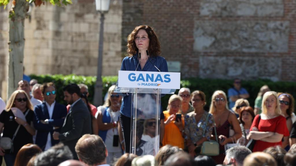 La presidenta de la Comunidad de Madrid durante su mitin en Alcalá de Henares.