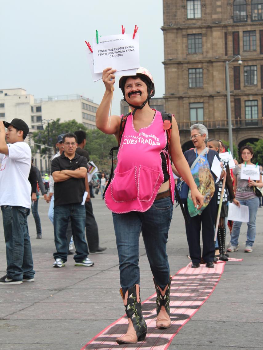 Una mujer marcha por la 'jergarela' con la consigna: Una maternidad secuestrada es: tener que elegir entre tener una familia y una carrera.