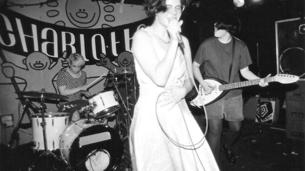 La banda Bratmobile en un concierto de 1994