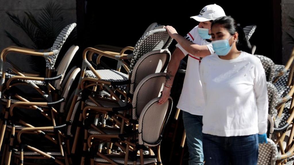 Camareros montando una terraza en Valencia, en imagen de archivo.