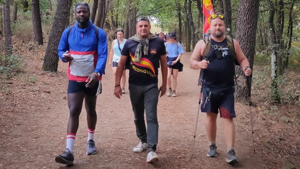 El activista Bertrand Ndongo, el concejal de Vox en El Molar, Fernando Hernández, y David, un simpatizante de Macarena Olona.