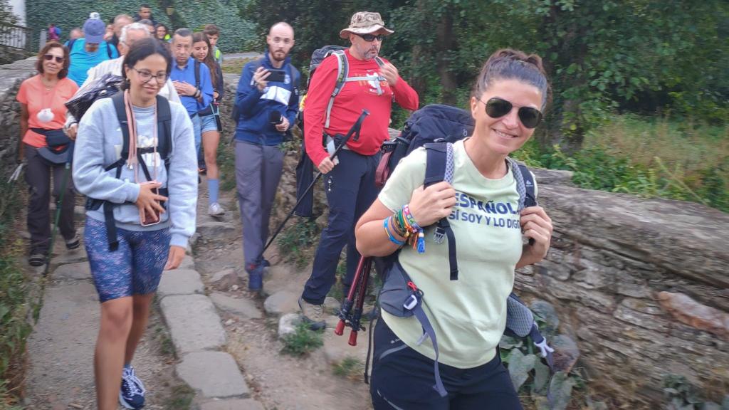 Macarena Olona y su séquito, iniciando el Camino desde Sarria durante la mañana de este lunes.