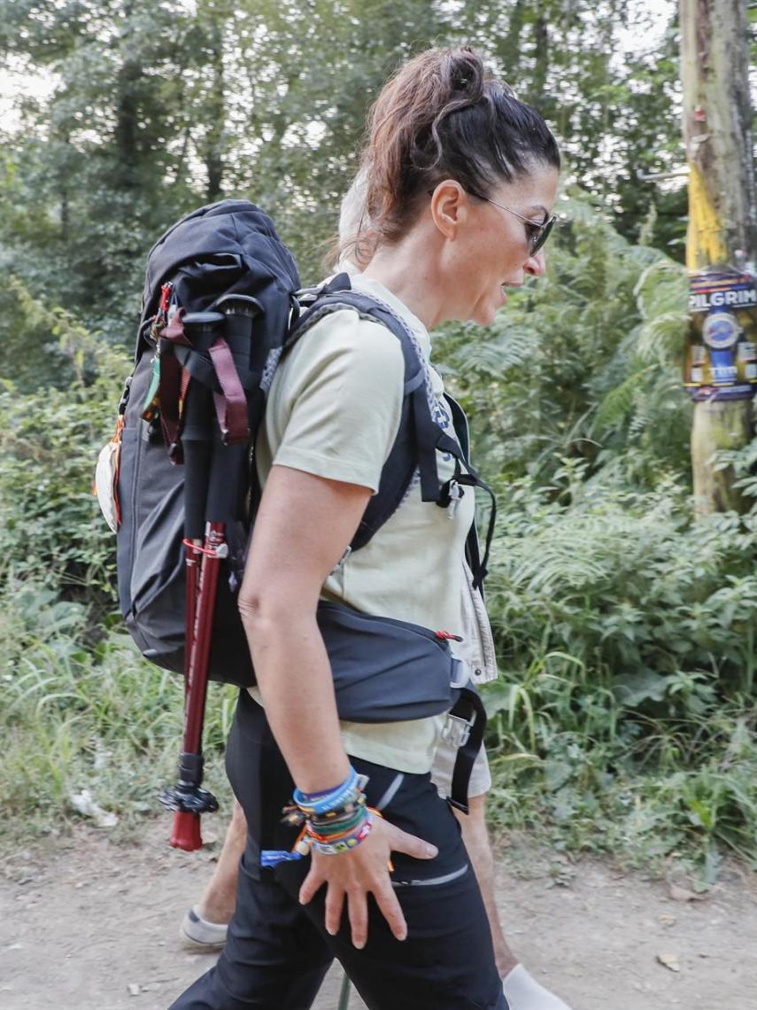 Macarena Olona, que se autodefine como un miura, durante una etapa del Camino.