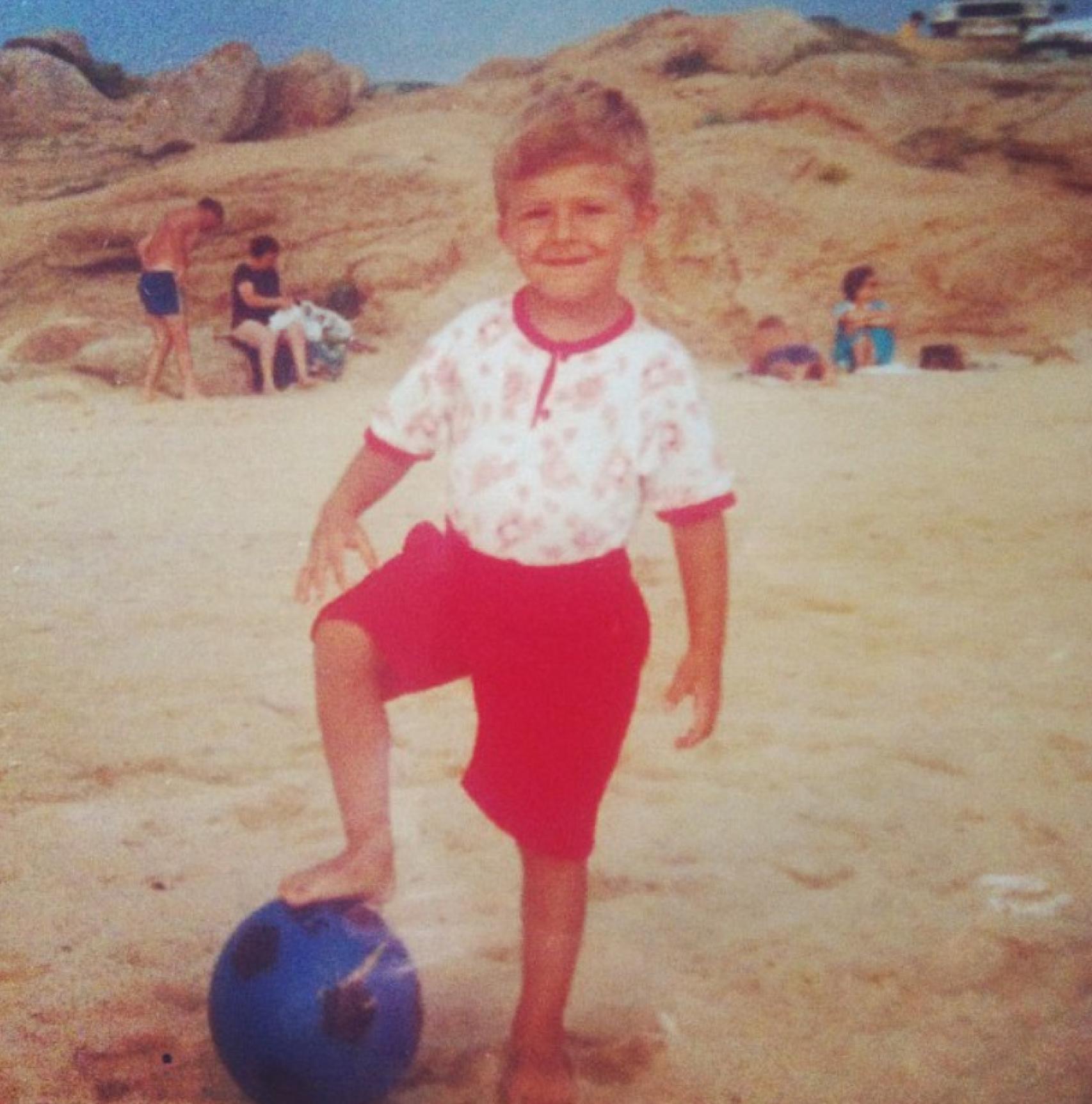 Rodrigo Vázquez de pequeño en la playa.