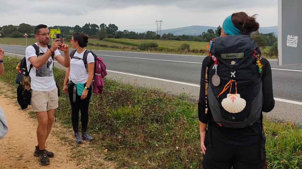 Ángel, el estilista de Macarena Olona en la campaña andaluza le saca una foto a la exdiputada.