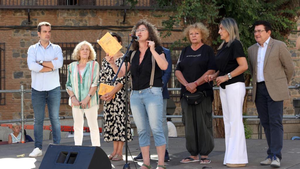 Diversos poetas actuando en el día de la inauguración