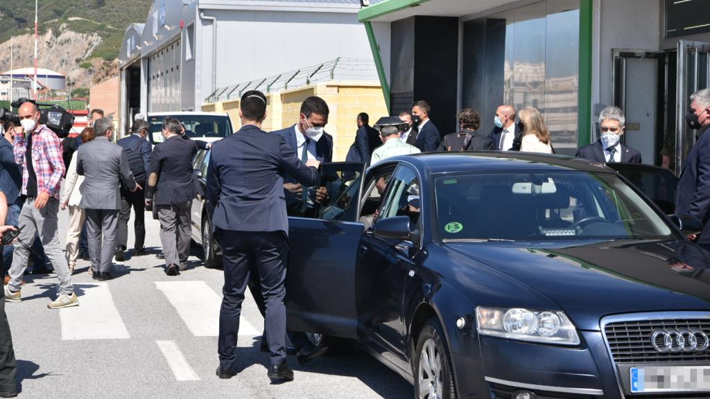 Pedro Sánchez y el ministerio del Interior, Fernando Grande-Marlaska, a su llegada al Helipuerto de Ceuta para analizar la crisis migratoria