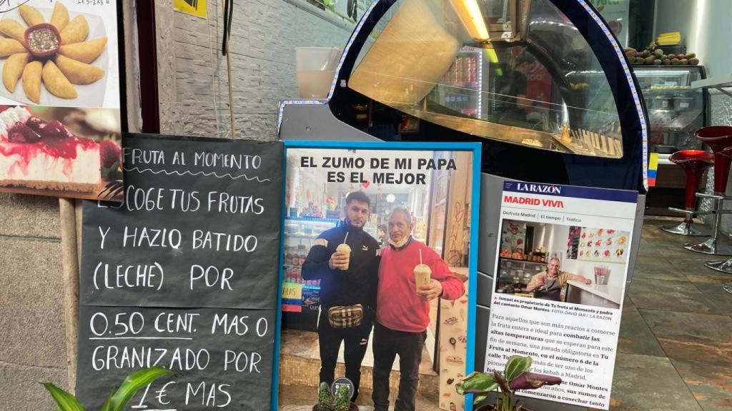 Fachada de la tienda de Ismael, con una foto del padre y el hijo.